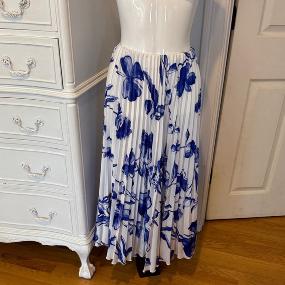 NWT NEVER WORN Zara Blue and White Floral A-Line Skirt.